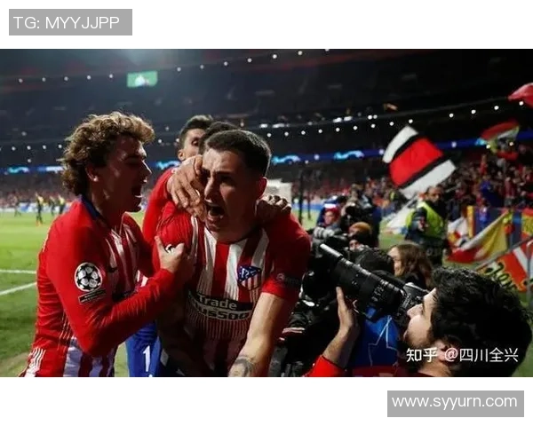 足球球星齐聚一堂激情庆祝共同荣誉彰显团队精神与辉煌成就